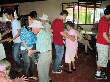 Jóvenes llenan de alegría a los ancianitos con el baile. 