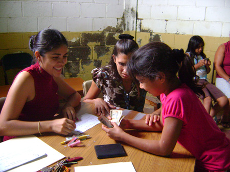 Entrega de becas a niños de escasos recursos. 