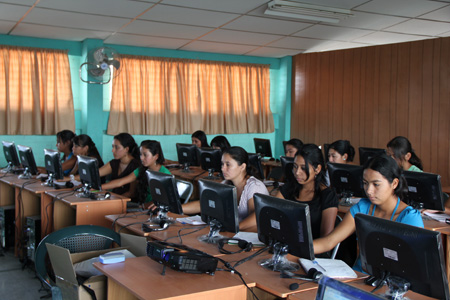 Los talleres son dirigidos a jóvenes y adultos de escasos recursos. 