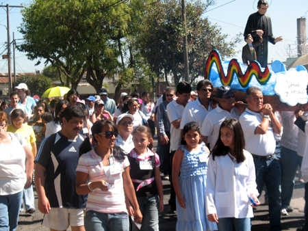 Feligreses recuerdan al santo de la juventud. 