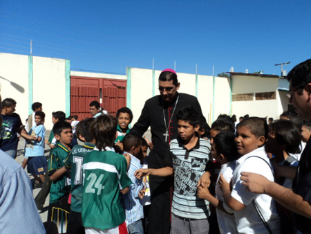 Obispo con los niños del oratorio en Granada. 