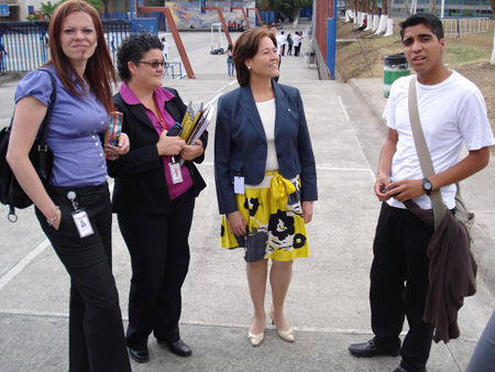 Sra. de Avila (Al centro),  visitó las instalaciones de CEDES Don Bosco. 