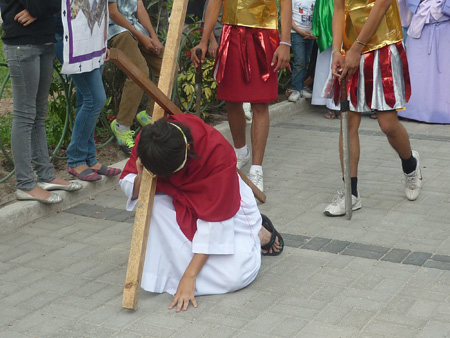 MJS realiza vía crucis viviente para los fieles de Don Rúa. 