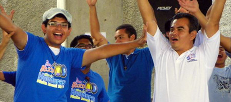 P. Alex festejando con los jóvenes de la parroquia. 