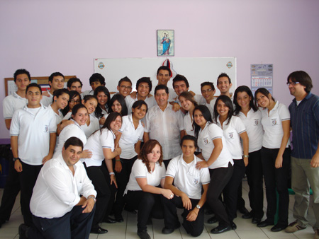 Victor Julio con alumnos de CEDES Don Bosco. 