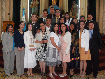 Diecinueve alumnos y una catedrática recibieron el sacramento de la confirmación. 