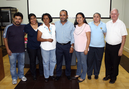 De izq. a Der. Carlos, Victoria, Ana Luz, Juan Antonio, Noemí, Margarita y P. Heriberto sdb. 