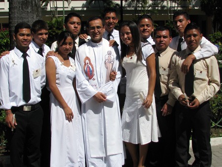 Jóvenes confirmados junto al P. René Guzmán sdb.