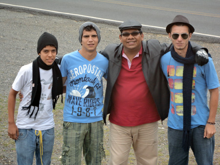 Misioneros de Pérez Zeledón acompañados por el P. Miguel Cano (Centro).