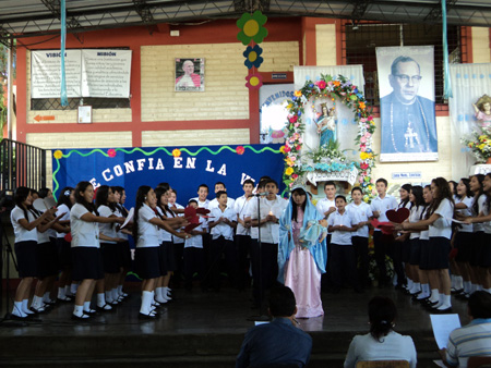Hijas del Divino Salvador celebran a María Auxiliadora. 