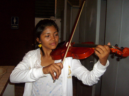 Sinfónica juvenil en Polígono Industrial Don Bosco. 