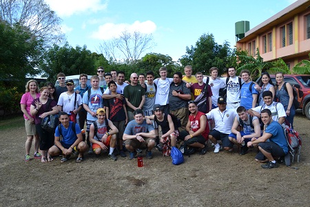 Jóvenes salesianos de USA ayudaron a familia nicaragüense.