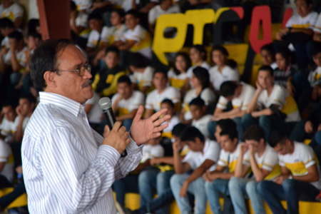 P. Alejandro Hernández con los nuevos bachilleres. 