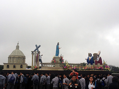 Procesión de los jóvenes del Colegio Don Bosco.