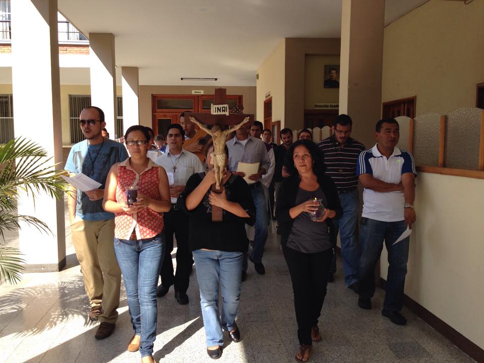 El camino de la cruz en comunidad