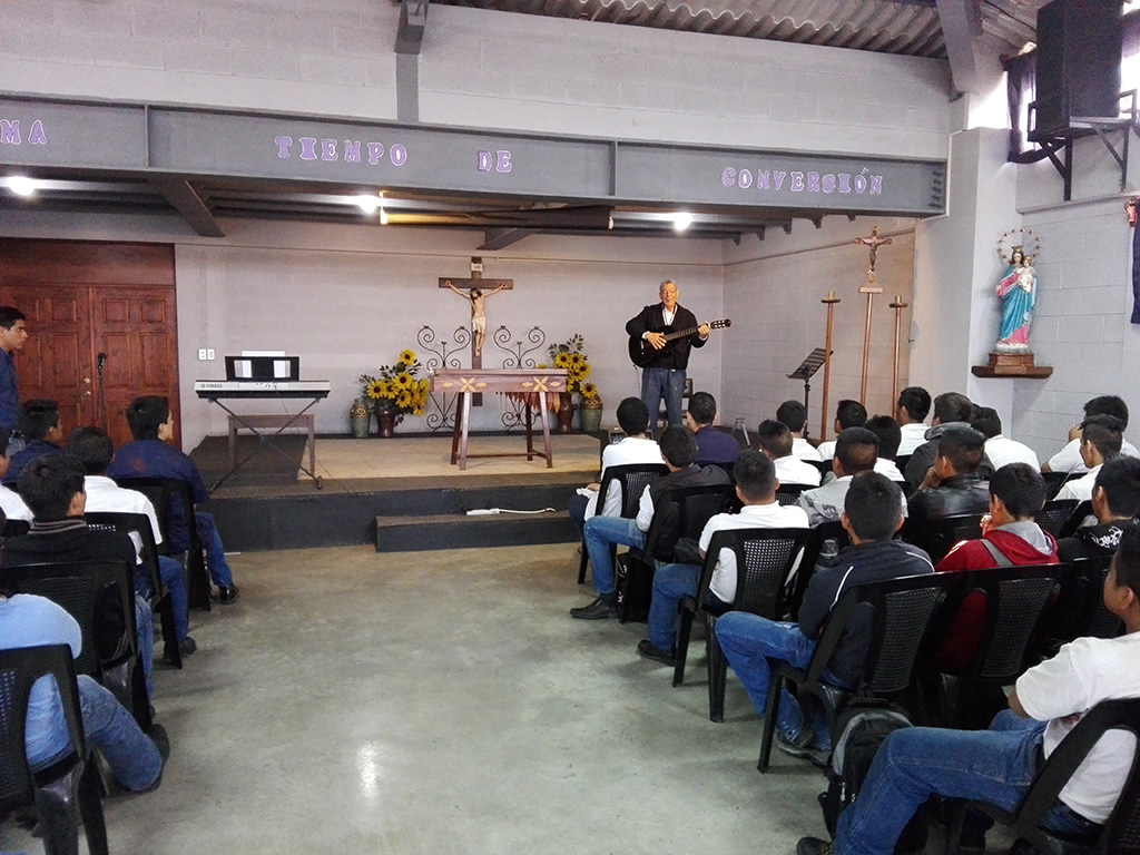 P. Eduardo Castro SDB visitó el CFP Bartolomé Ambrosio.