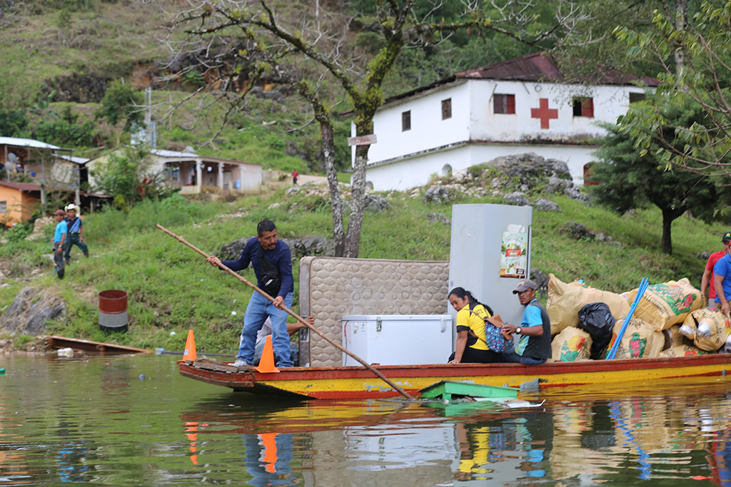 Familias obligadas a salir de sus casas con todas sus pertenencias ya que el agua sigue subiendo.