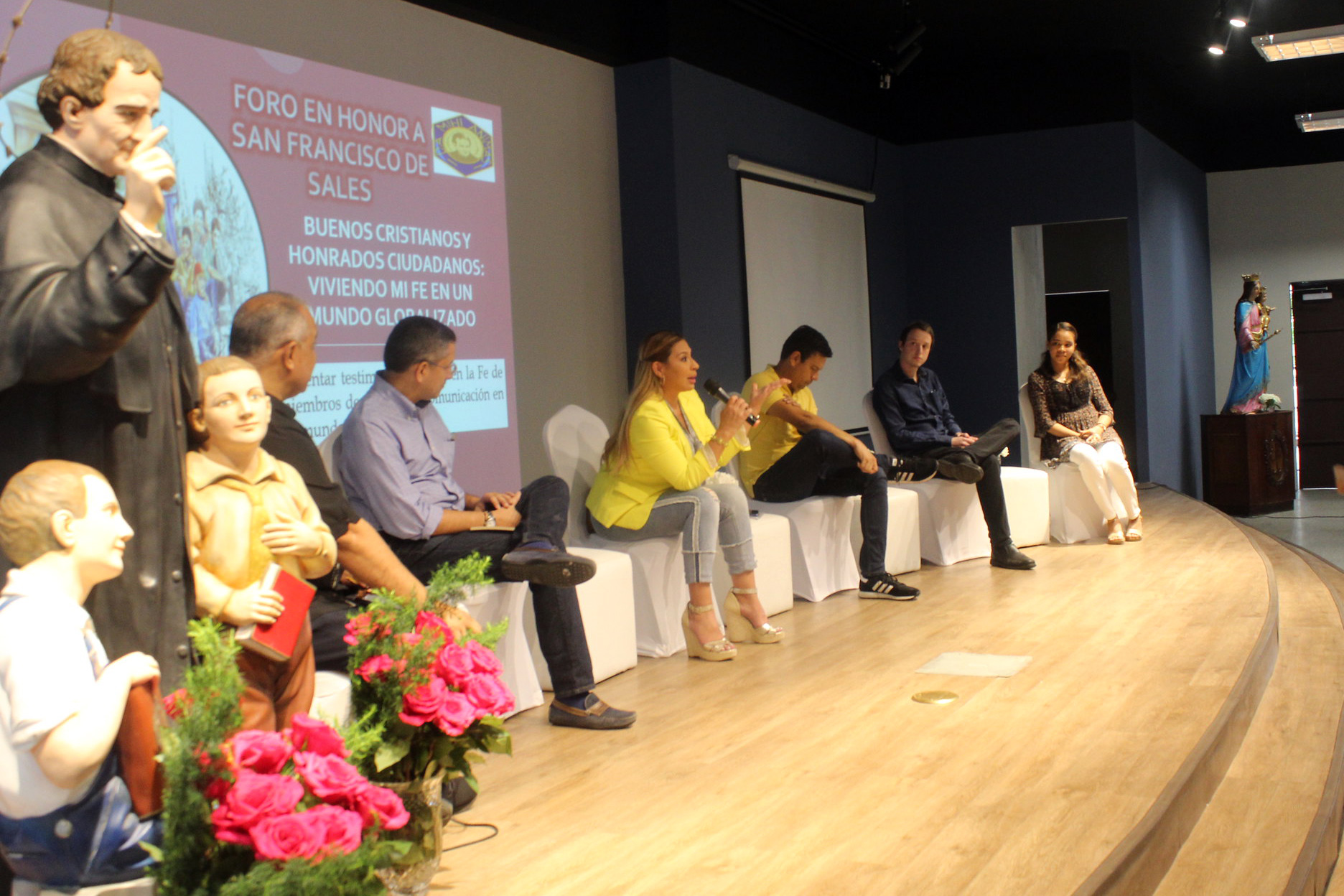 Comunicadores invitados testimoniando su vivencia de la Fe en el trabajo.