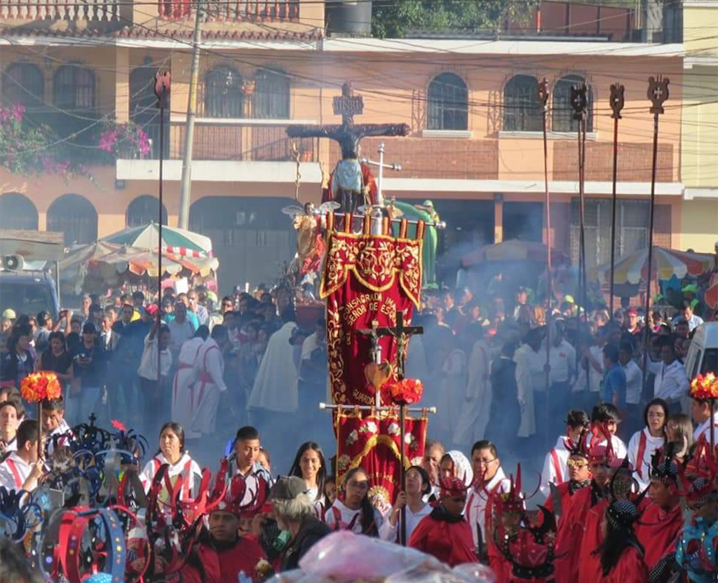 Fieles de la Parroquia Divina Providencia acompa&ntilde;ando la procesi&oacute;n.