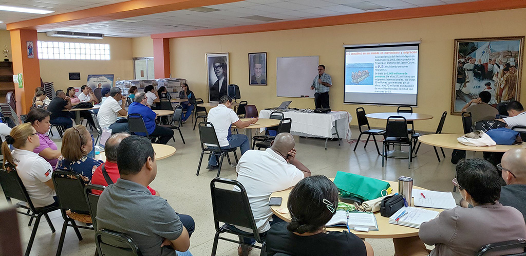 Docentes, personal administrativo y padres de familia participaron de la formación.