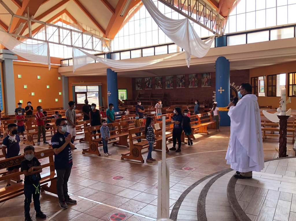 Los niños y jóvenes de los diversos oratorios de la parroquia se unieron para celebrar la Pascua.