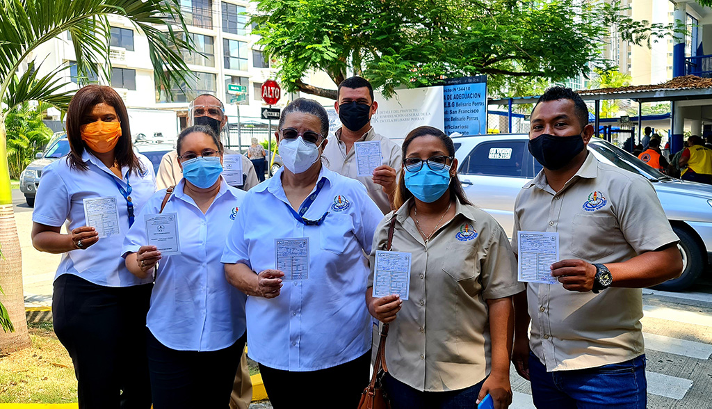 Movidos por la esperanza, el equipo de colaboradores asistió acompañado por los salesianos de la casa, quienes también recibieron la primera dosis de la inmunización.  