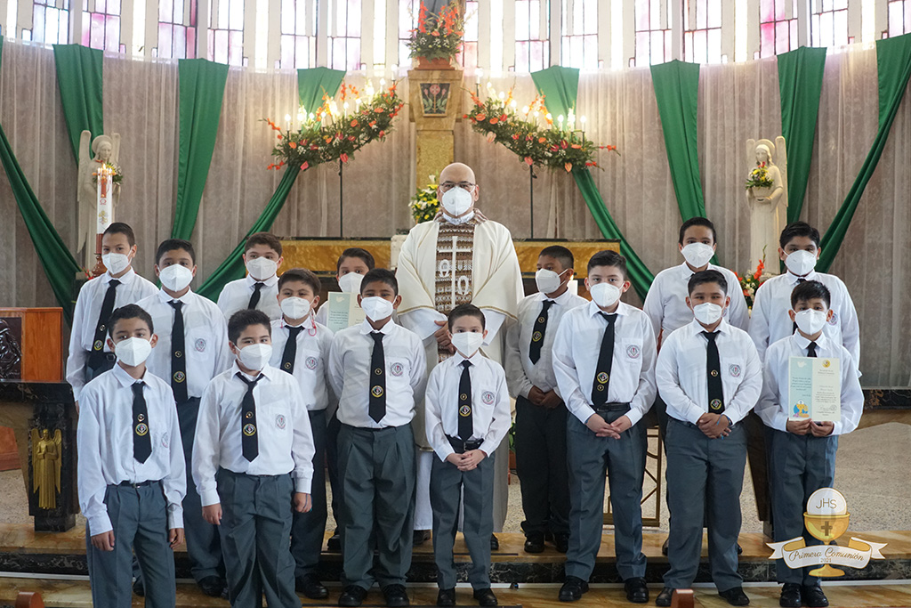 Bajo protocolos de bioseguridad los estudiantes del Colegio Santa Cecilia recibieron su Primera Comunión.