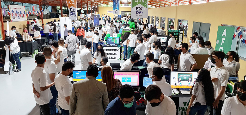 Estudiantes del ITDB exponiendo sus proyectos innovadores.