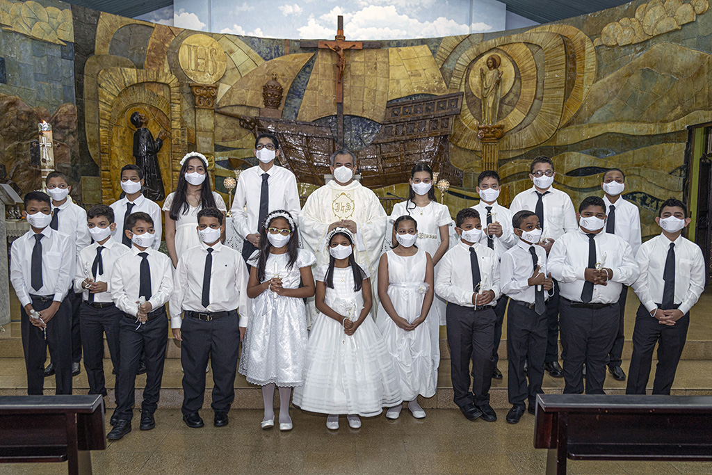 Niños reciben a Jesús Sacramentado por primera vez.