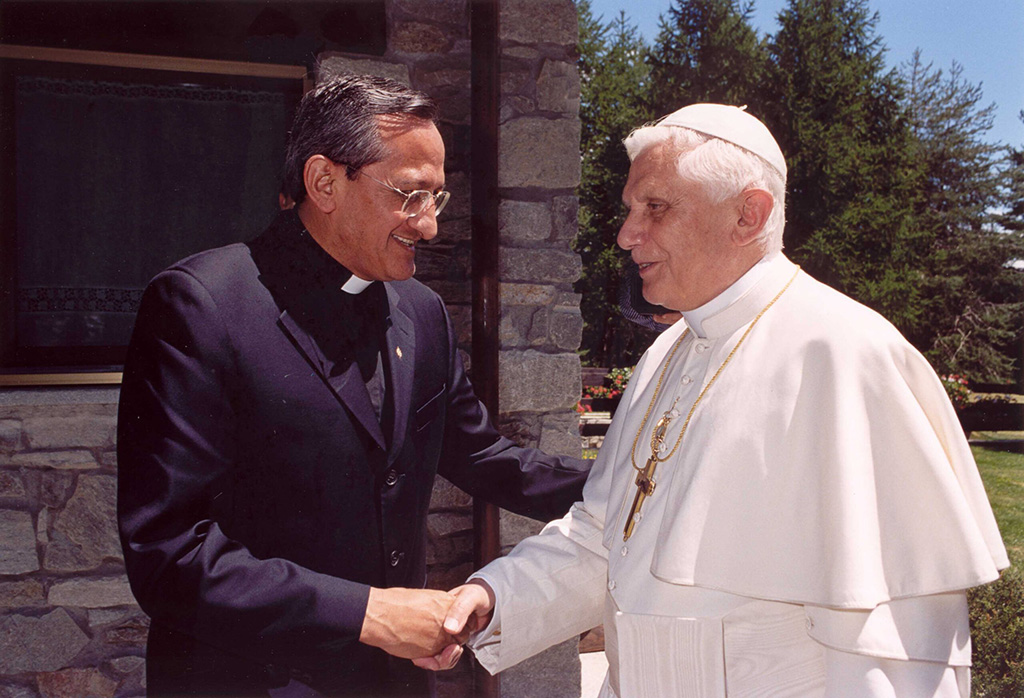 Benedicto XVI junto a Don Pascual Chávez, SDB. /Fotografía: Salesianos España.