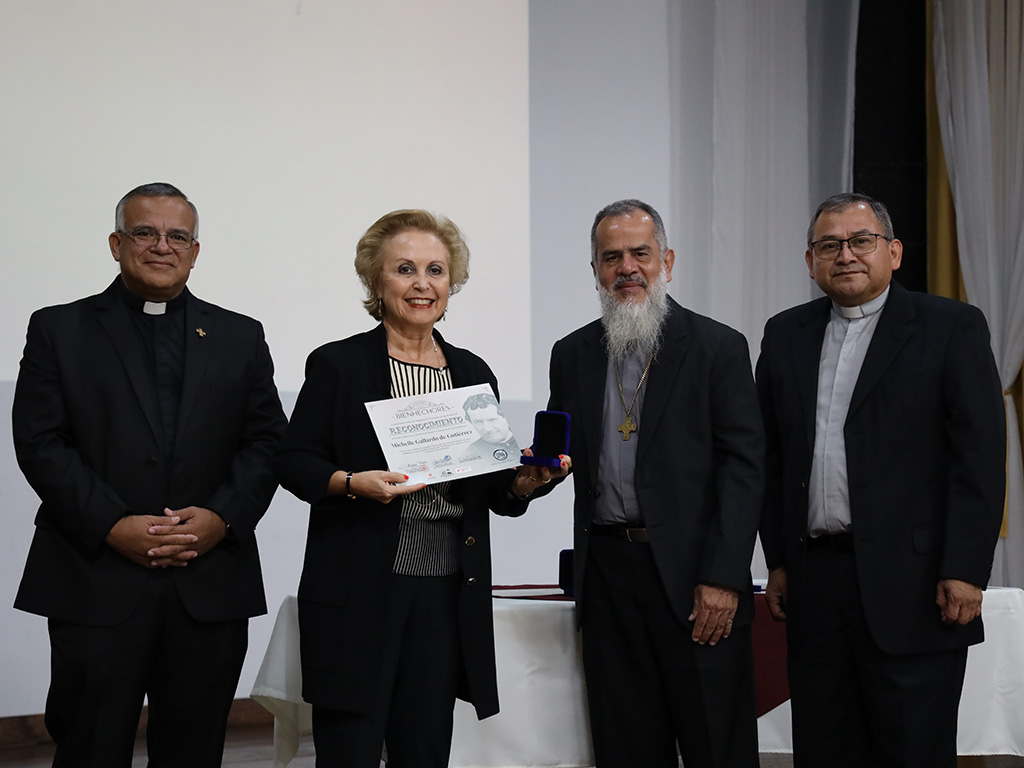 El Inspector de los Salesianos para Centroamérica, Don Ángel Prado, sdb, entregó el reconocimiento a los bienhechores.