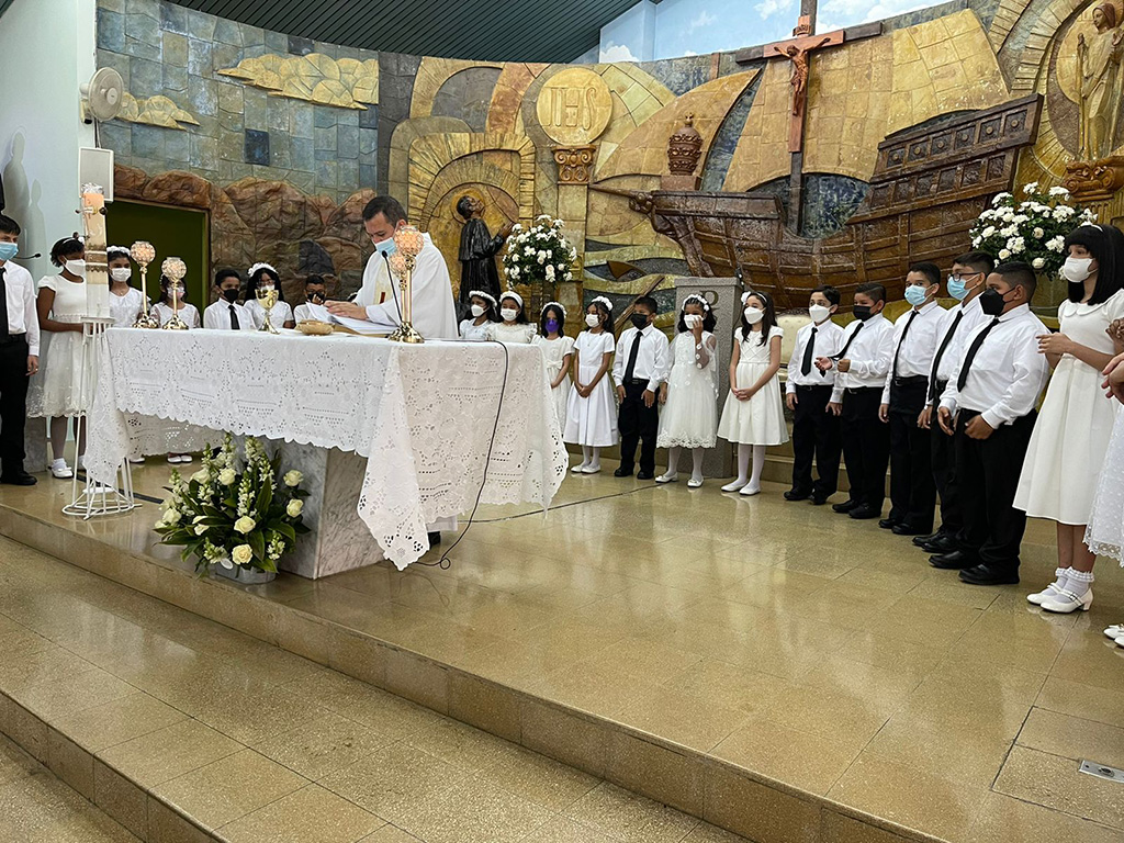 Los niños se prepararon para su primer encuentro con Jesús Eucaristía con las catequesis y su primera confesión.