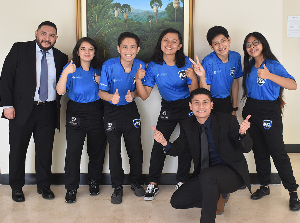 Jóvenes de El Salvador que participarán en la Competencia Mundial Tecnológica "First Global Challenge" en Ginebra Suiza, del 13 al 16 de octubre de 2022.