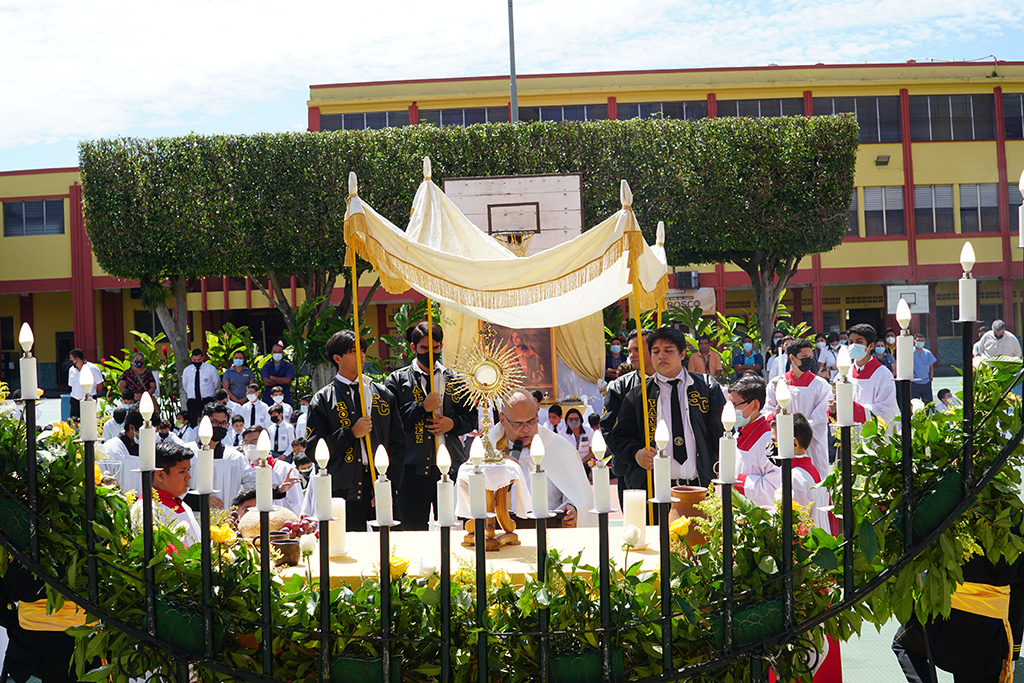 El padre Rodolfo Guzmán presidiendo la celebración de Corpus Christi.