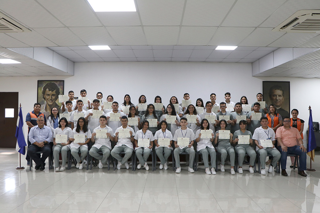 Estudiantes del Colegio Don Bosco certificados en primeros auxilios.