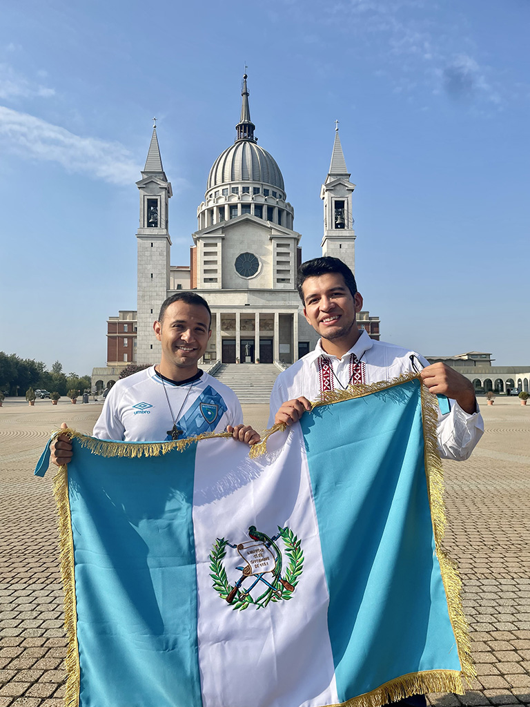 José Guillermo Ramírez y Cristian Adolfo López, salesianos de Centroamérica que respondieron a la vocación misionera.