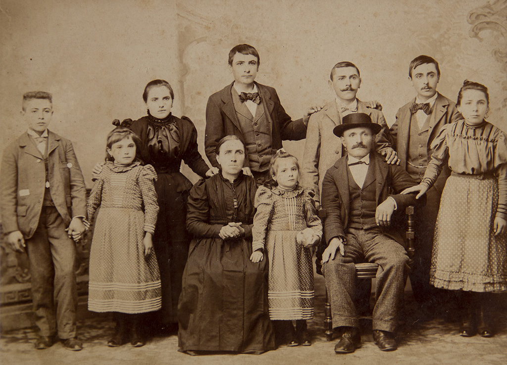 1899. Fotografía de la familia Zatti en Bernal. / Archivo Histórico Salesiano Argentina Sur - Sede Bahía Blanca