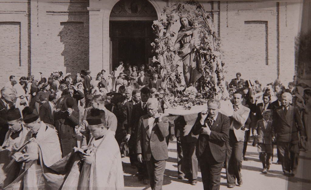 Don Zatti en procesión portando la estatua de María Auxiliadora. / Archivo Histórico Salesiano Argentina Sur - Sede Bahía Blanca.