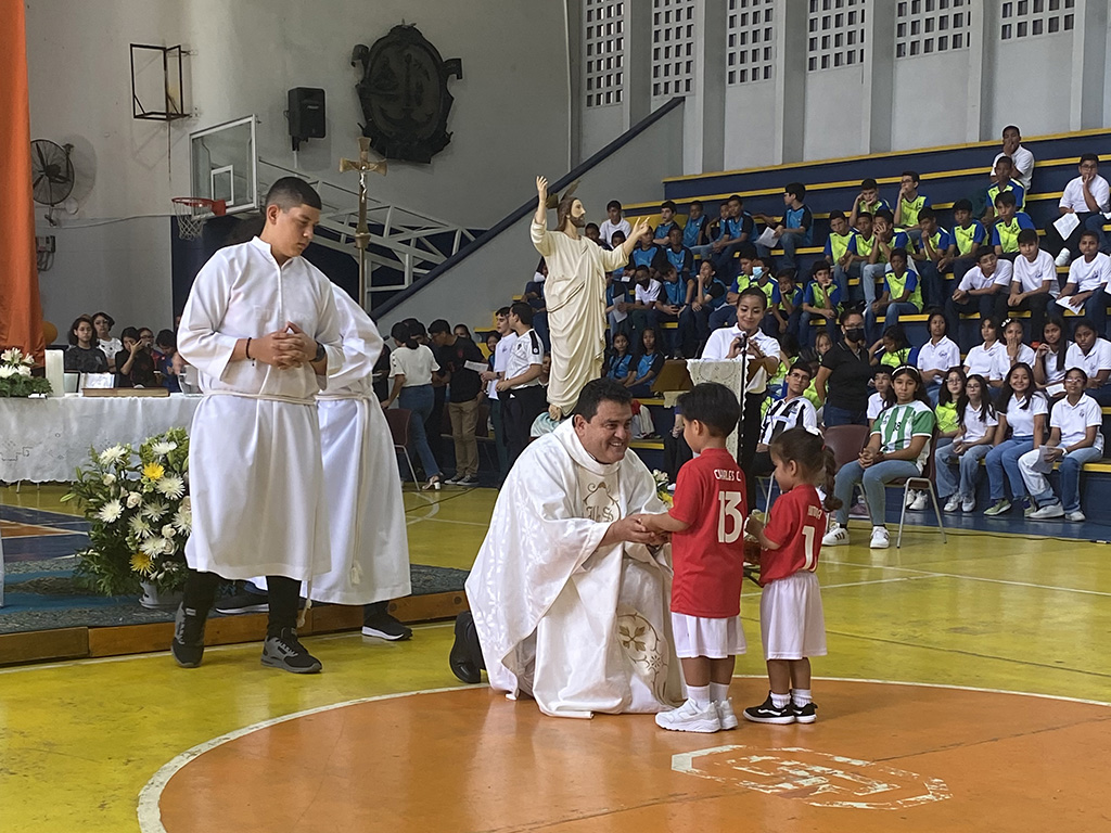 La celebración de la Pascua marca el centro de nuestra fe.