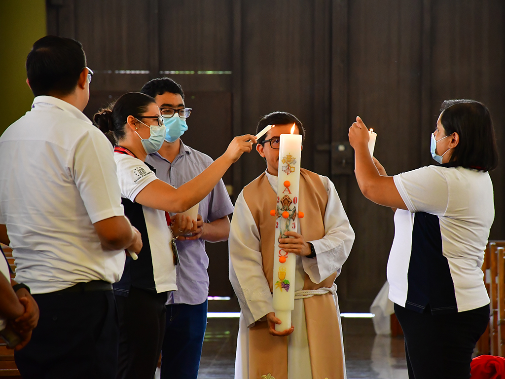 La luz de Jesús Resucitado ilumina la celebración en el Instituto Técnico Ricaldone