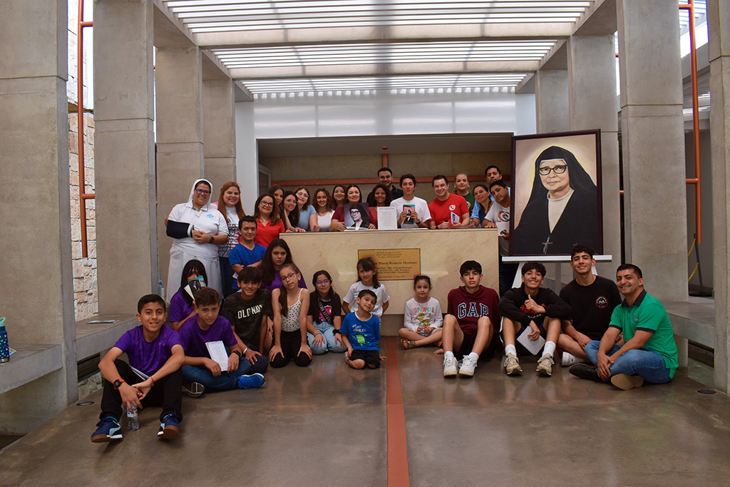 Comunicadores de las obras salesianas en Costa Rica en la Casa de la Virgen, obra fundada por la beata Sor María Romero.