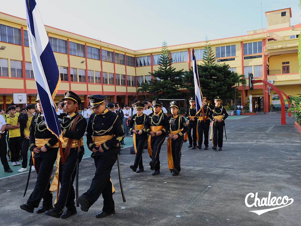 Con fe inquebrantable, los estudiantes del Colegio Santa Cecilia conmemoran el 202 aniversario de independencia de El Salvador.