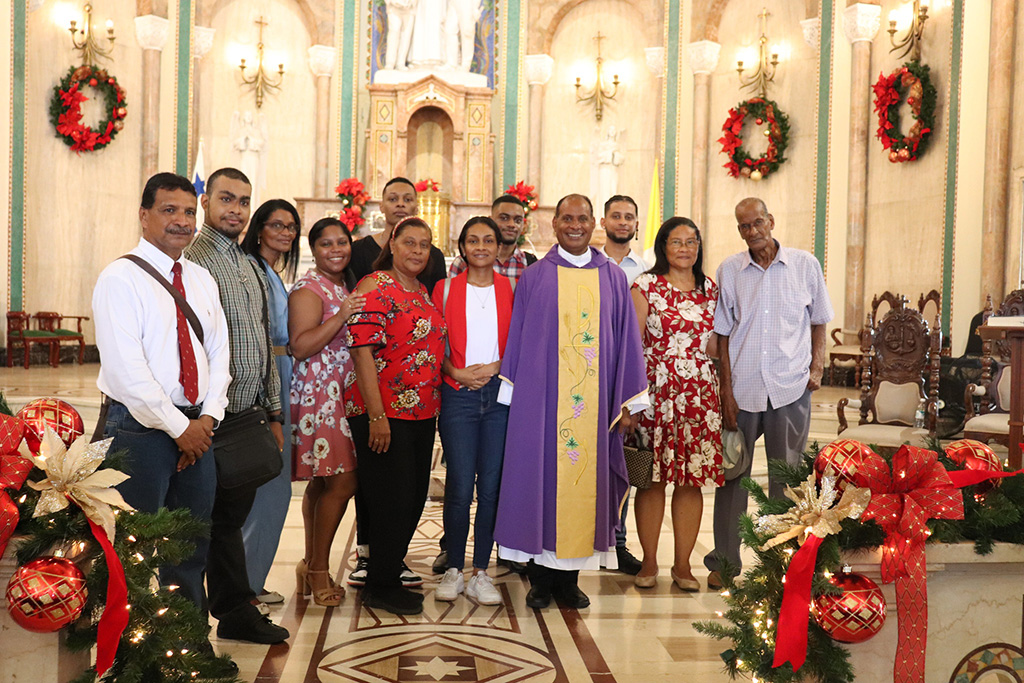 La familia del padre Panezo lo acompañó en su celebración de los 25 años de sacerdocio.