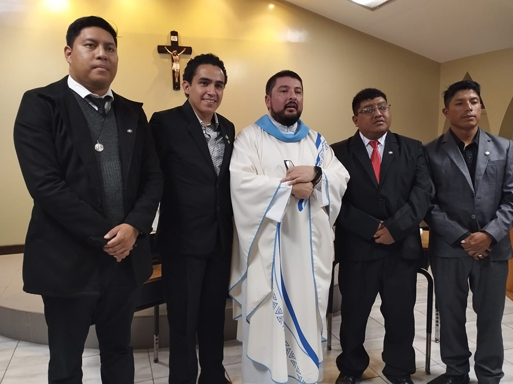 Los nuevos Salesianos Cooperadores junto al padre Gabriel Romero, sdb.