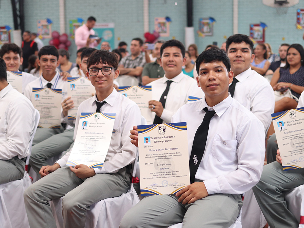 Los estudiantes celebraron su triunfo académico junto a sus familias.