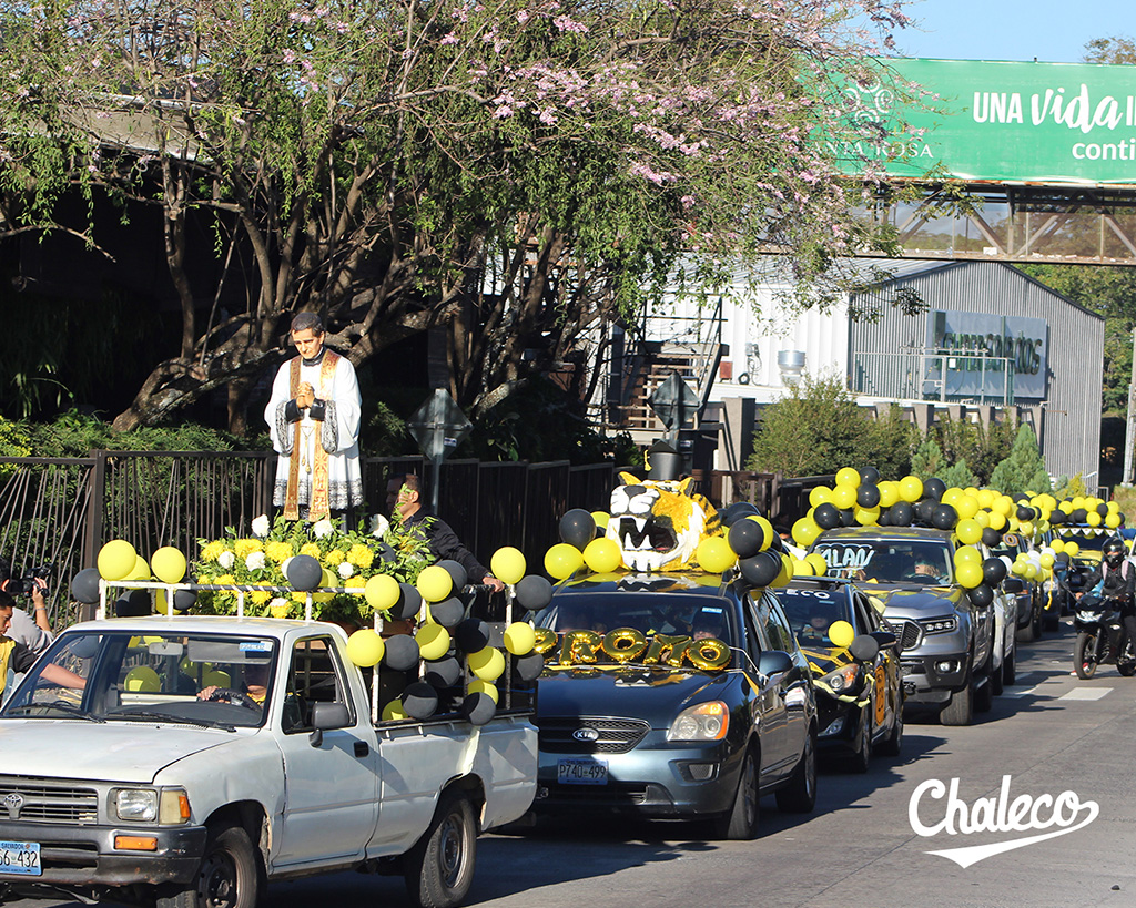 Al ritmo de melodías salesianas los automóviles decorados con globos siguieron el anda con la imagen de Don Bosco para contagiar de la alegría que caracteriza a los salesianos.