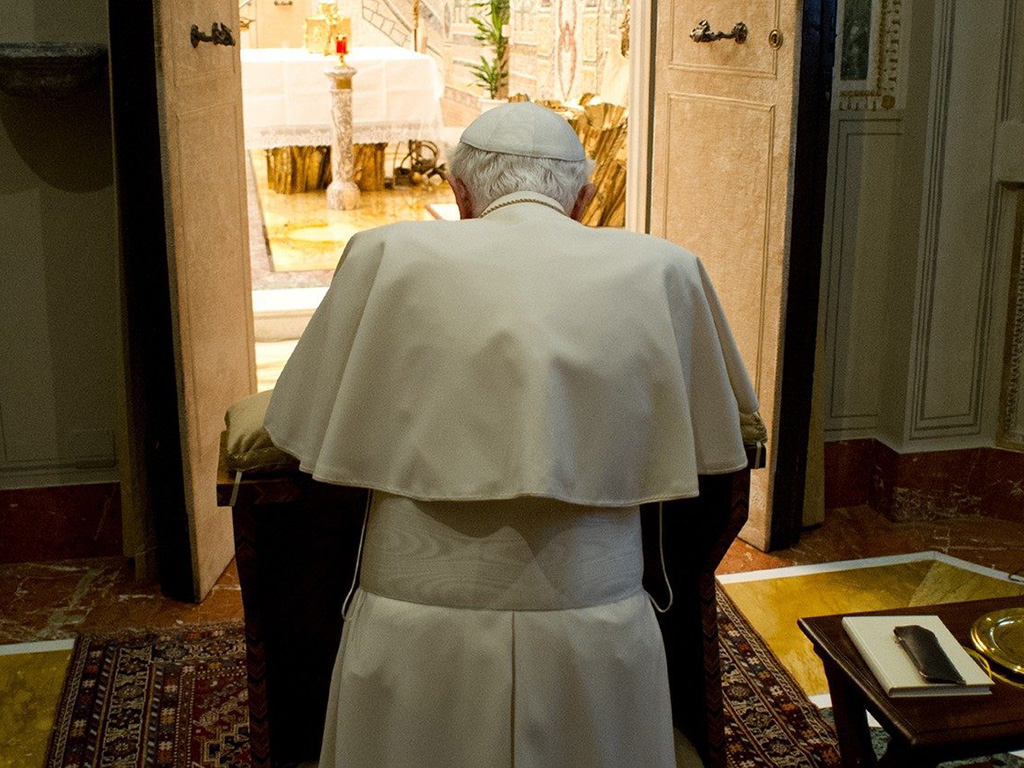 Benedicto XVI en oración.