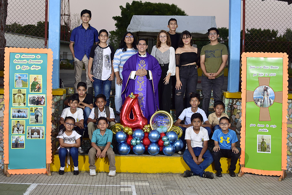 El padre Efrén Artiga cumplió cuatro años de ordenación sacerdotal.