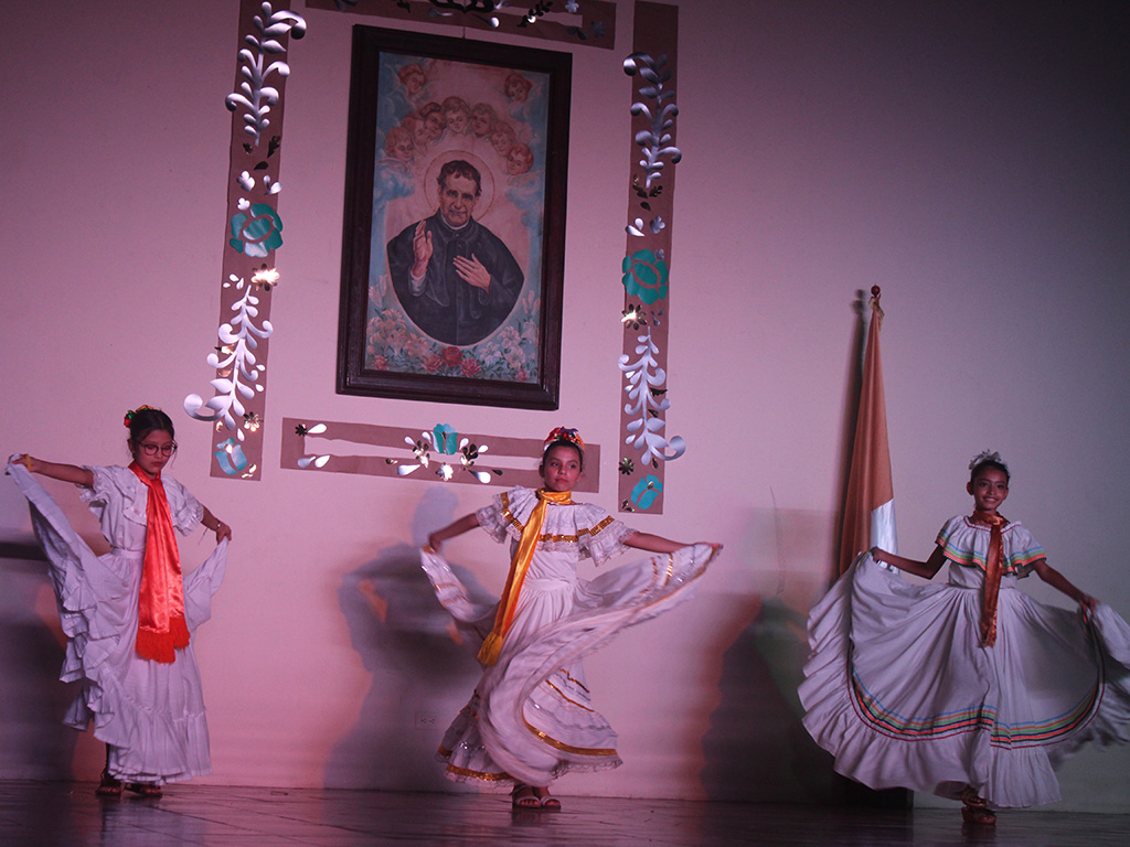 Bailes, juegos y la Eucaristía han sido algunas de las actividades para festejar a Don Bosco.
