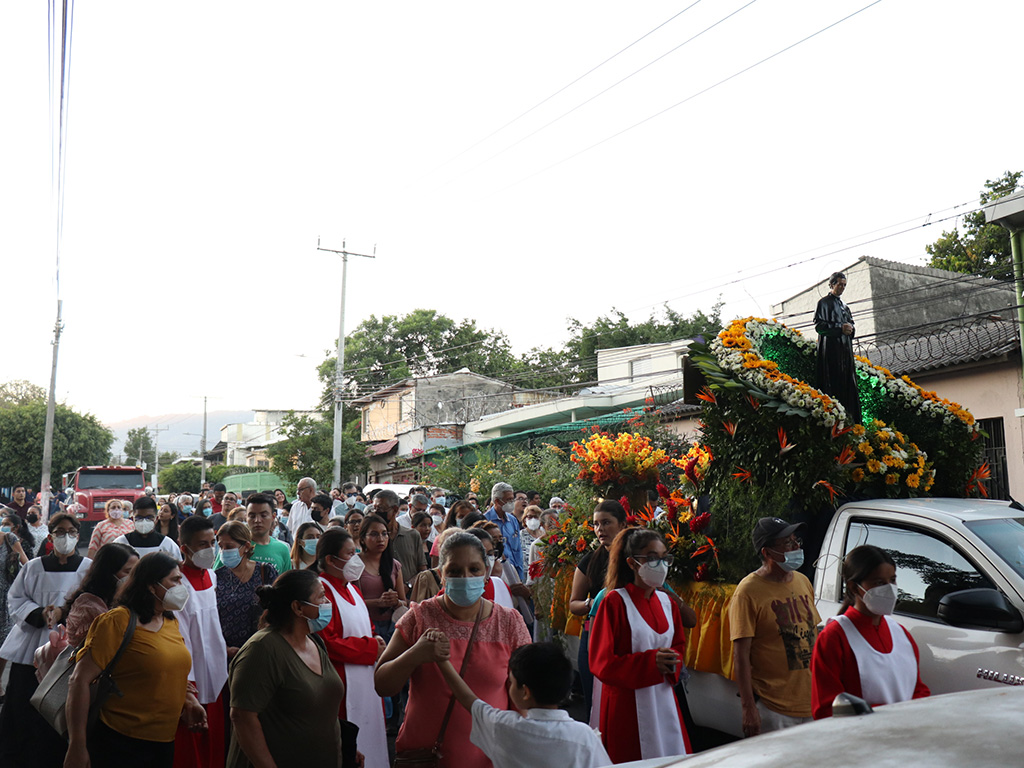 Procesión de Don Bosco en la parroquia María Auxiliadora de El Salvador.